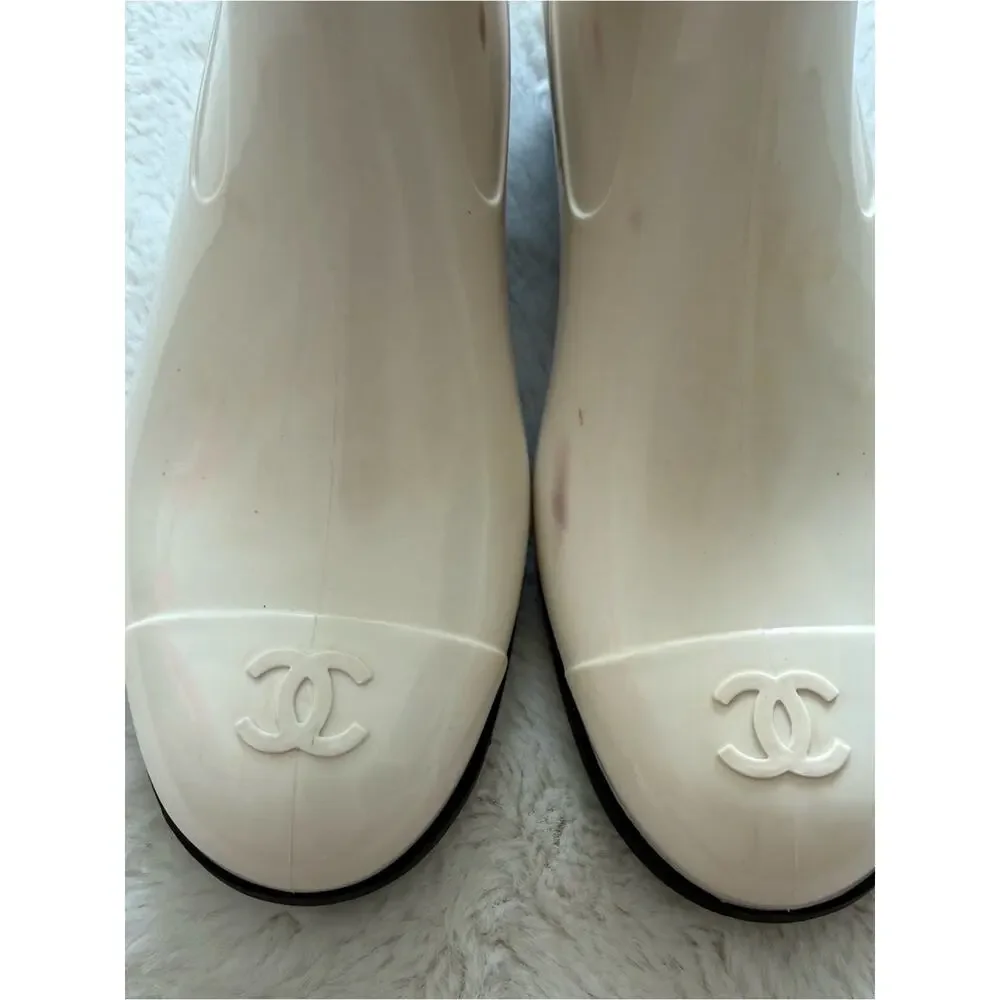 CHANEL Camellia Rain Boots White size 40 EU Authentic
